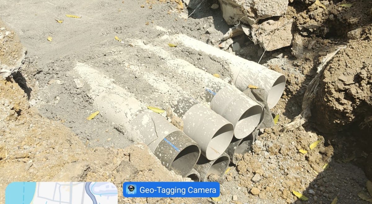 Mhatre_Sheetal's tweet photo. Mumbai Infrastructure Logic – Episode: “₹9 Crore per Km… For Ducts Nobody Uses”

In Mumbai, we have discovered a new engineering formula.

Build 8-pipe underground ducts under roads at an approximate cost of ₹93,378 per running metre.
That’s roughly ₹9.34 crore for just 1 kilometre of road.

And this calculation does not even include the cost of chambers, cast-iron frames and covers — which push the cost even higher.

Now comes the real comedy.

Despite spending crores on these ducts, they are hardly used and or the utilities still dig the same roads again to lay cables.

So naturally a few questions arise:

• Are these 8-pipe ducts actually needed everywhere?
• Why is there no uniformity regarding the no of pipes needed across roads in Mumbai?
• Has even one cable been passed through these ducts for 100 metres continuously?

Taxpayers fund it.
Contractors build it.
Departments certify it.

But the ducts?

They mostly sit underground like very expensive decorative tunnels.

I have written to the @mybmc Commissioner and @mybmcInfra 
seeking a technical and financial audit of this duct policy.

@INCMumbai @VarshaEGaikwad