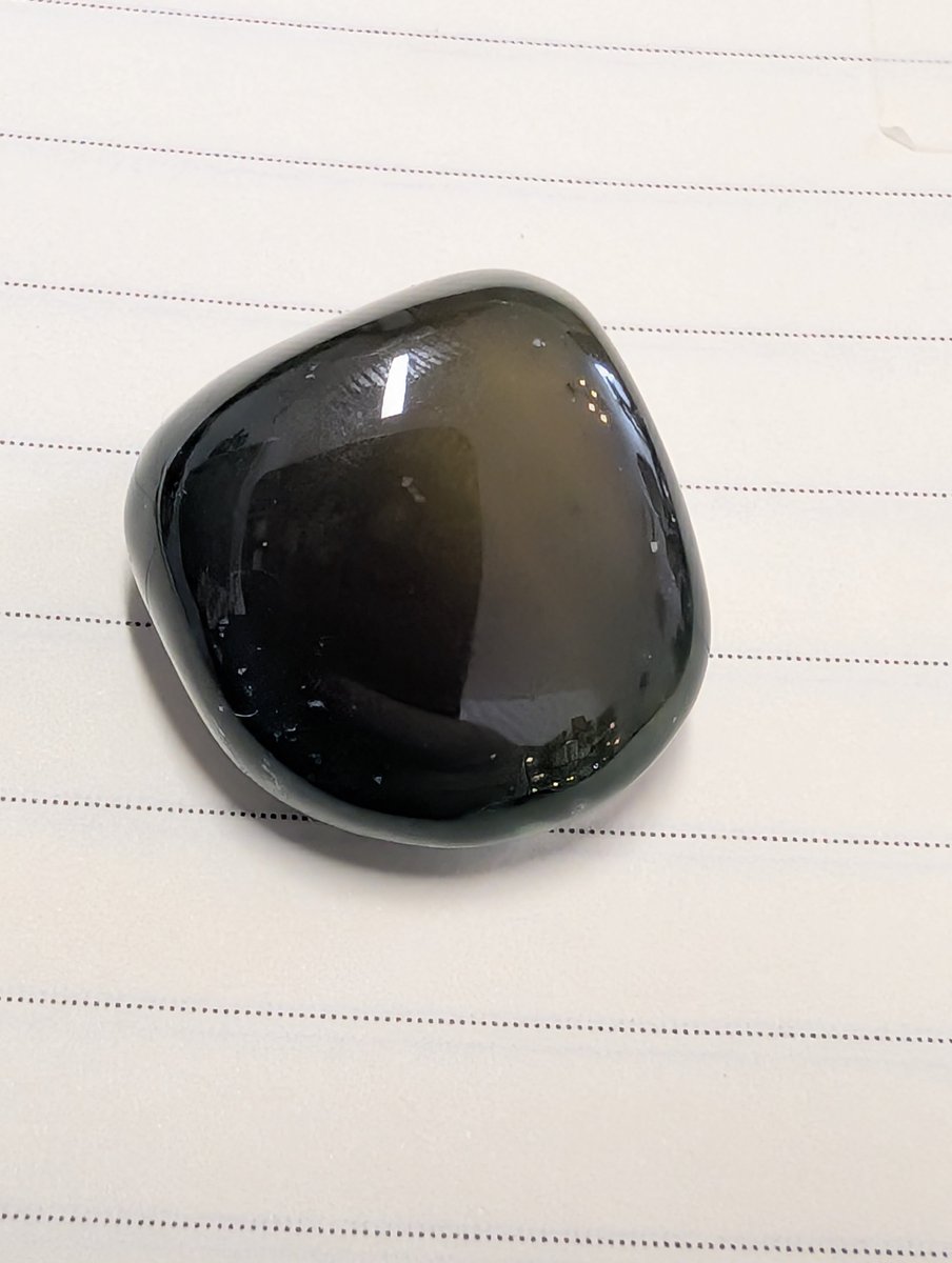 PMounou's tweet photo. Ma #pierre du jour est l'#obsidienne
C'est une roche volcanique vitreuse, riche en silice, formée par le refroidissement très rapide de lave, empêchant la cristallisation et en en faisant ce une roche amorphe. Sa dureté sur l'échelle de Mohs est de 5 à 5,5 (comme le verre), d'où les éclats très tranchants dont on a longtemps fait des armes. Elle symbolise la protection.