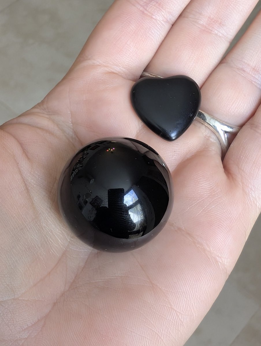 PMounou's tweet photo. Ma #pierre du jour est l'#obsidienne
C'est une roche volcanique vitreuse, riche en silice, formée par le refroidissement très rapide de lave, empêchant la cristallisation et en en faisant ce une roche amorphe. Sa dureté sur l'échelle de Mohs est de 5 à 5,5 (comme le verre), d'où les éclats très tranchants dont on a longtemps fait des armes. Elle symbolise la protection.