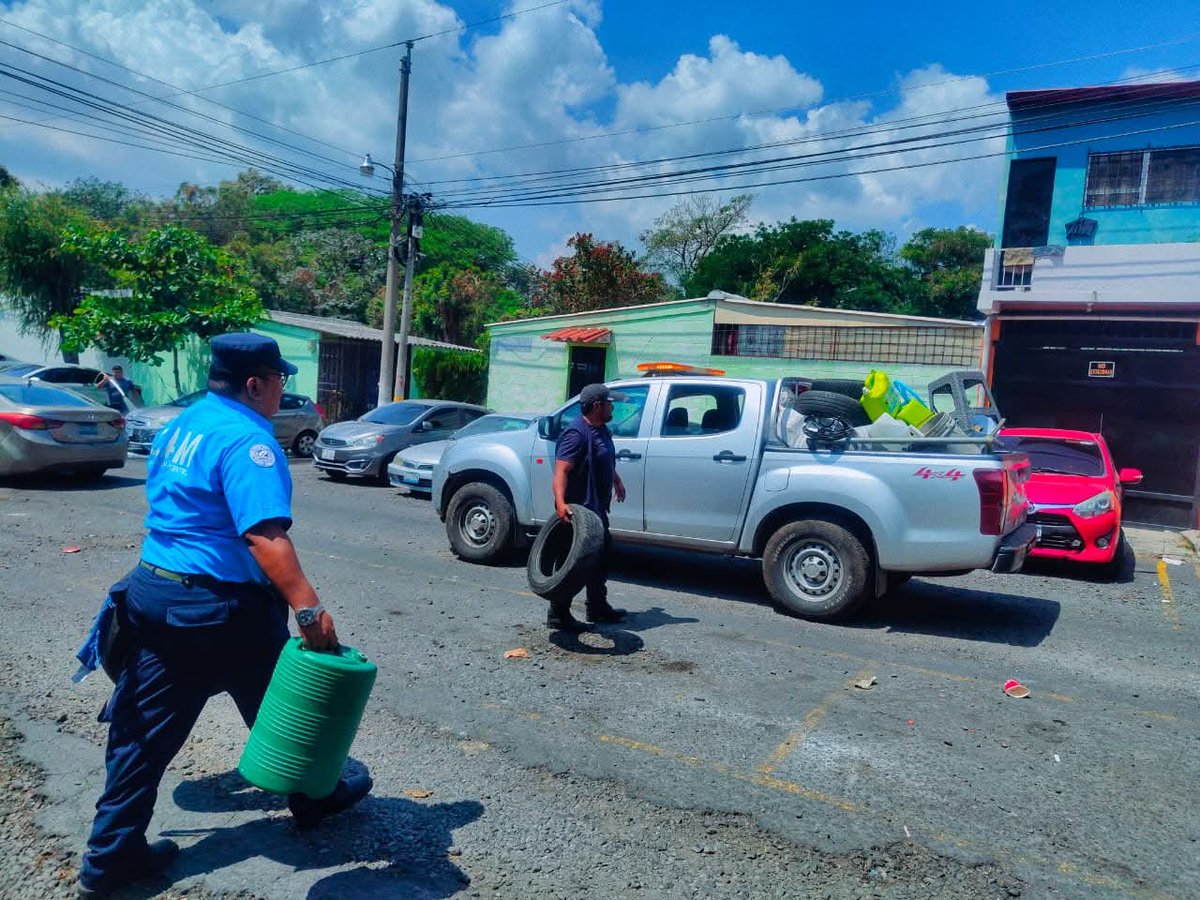 alertanoti's tweet photo. OPERATIVO EN RESIDENCIAL SANTÍSIMA TRINIDAD PARA RETIRAR OBJETOS USADOS PARA APARTAR PARQUEOS

Personal del Cuerpo de Agentes Municipales (CAM) de la alcaldía de San Salvador realizó este día un operativo de retiro de obstáculos instalados en la vía pública en el sector de Santísima Trinidad, en el distrito de Ayutuxtepeque.

La acción forma parte de las medidas impulsadas dentro del Plan San Salvador Centro Ordenado y Seguro, orientado a mantener el orden en las calles y garantizar espacios libres para la circulación de peatones y vehículos.

Durante la jornada, los agentes municipales verificaron distintos puntos del sector y procedieron a retirar objetos colocados en la vía pública que impedían el paso, con el fin de hacer cumplir la ordenanza municipal.

Las autoridades municipales indicaron que estos operativos se desarrollan de forma permanente en diferentes zonas para evitar la apropiación indebida de espacios públicos y promover una ciudad más ordenada y segura para los ciudadanos.