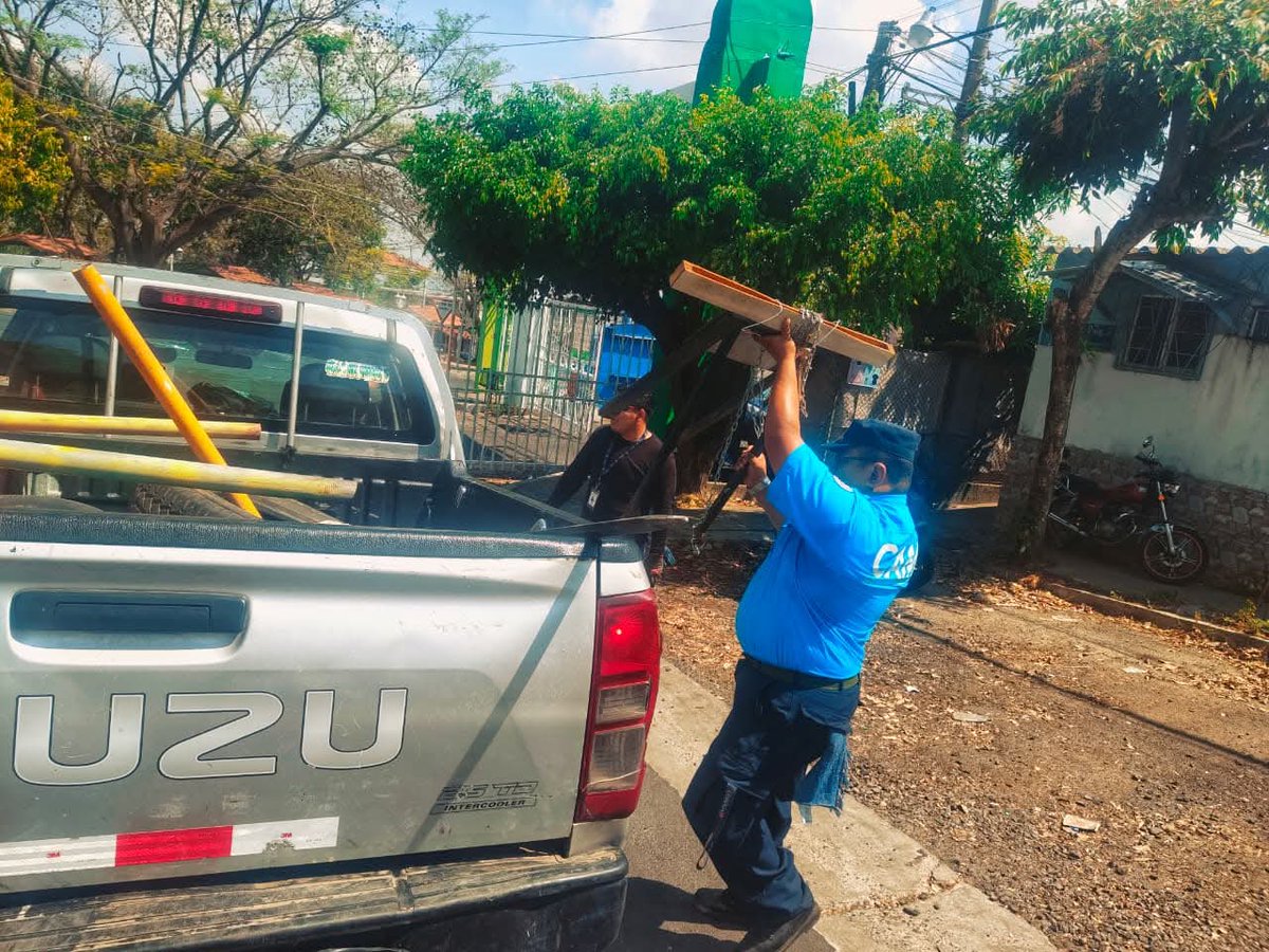 alertanoti's tweet photo. OPERATIVO EN RESIDENCIAL SANTÍSIMA TRINIDAD PARA RETIRAR OBJETOS USADOS PARA APARTAR PARQUEOS

Personal del Cuerpo de Agentes Municipales (CAM) de la alcaldía de San Salvador realizó este día un operativo de retiro de obstáculos instalados en la vía pública en el sector de Santísima Trinidad, en el distrito de Ayutuxtepeque.

La acción forma parte de las medidas impulsadas dentro del Plan San Salvador Centro Ordenado y Seguro, orientado a mantener el orden en las calles y garantizar espacios libres para la circulación de peatones y vehículos.

Durante la jornada, los agentes municipales verificaron distintos puntos del sector y procedieron a retirar objetos colocados en la vía pública que impedían el paso, con el fin de hacer cumplir la ordenanza municipal.

Las autoridades municipales indicaron que estos operativos se desarrollan de forma permanente en diferentes zonas para evitar la apropiación indebida de espacios públicos y promover una ciudad más ordenada y segura para los ciudadanos.