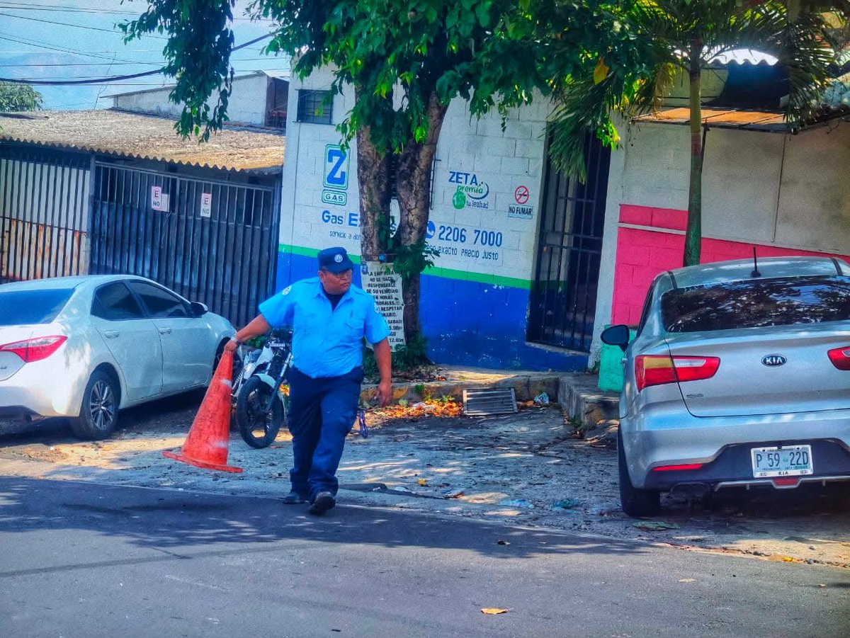 alertanoti's tweet photo. OPERATIVO EN RESIDENCIAL SANTÍSIMA TRINIDAD PARA RETIRAR OBJETOS USADOS PARA APARTAR PARQUEOS

Personal del Cuerpo de Agentes Municipales (CAM) de la alcaldía de San Salvador realizó este día un operativo de retiro de obstáculos instalados en la vía pública en el sector de Santísima Trinidad, en el distrito de Ayutuxtepeque.

La acción forma parte de las medidas impulsadas dentro del Plan San Salvador Centro Ordenado y Seguro, orientado a mantener el orden en las calles y garantizar espacios libres para la circulación de peatones y vehículos.

Durante la jornada, los agentes municipales verificaron distintos puntos del sector y procedieron a retirar objetos colocados en la vía pública que impedían el paso, con el fin de hacer cumplir la ordenanza municipal.

Las autoridades municipales indicaron que estos operativos se desarrollan de forma permanente en diferentes zonas para evitar la apropiación indebida de espacios públicos y promover una ciudad más ordenada y segura para los ciudadanos.