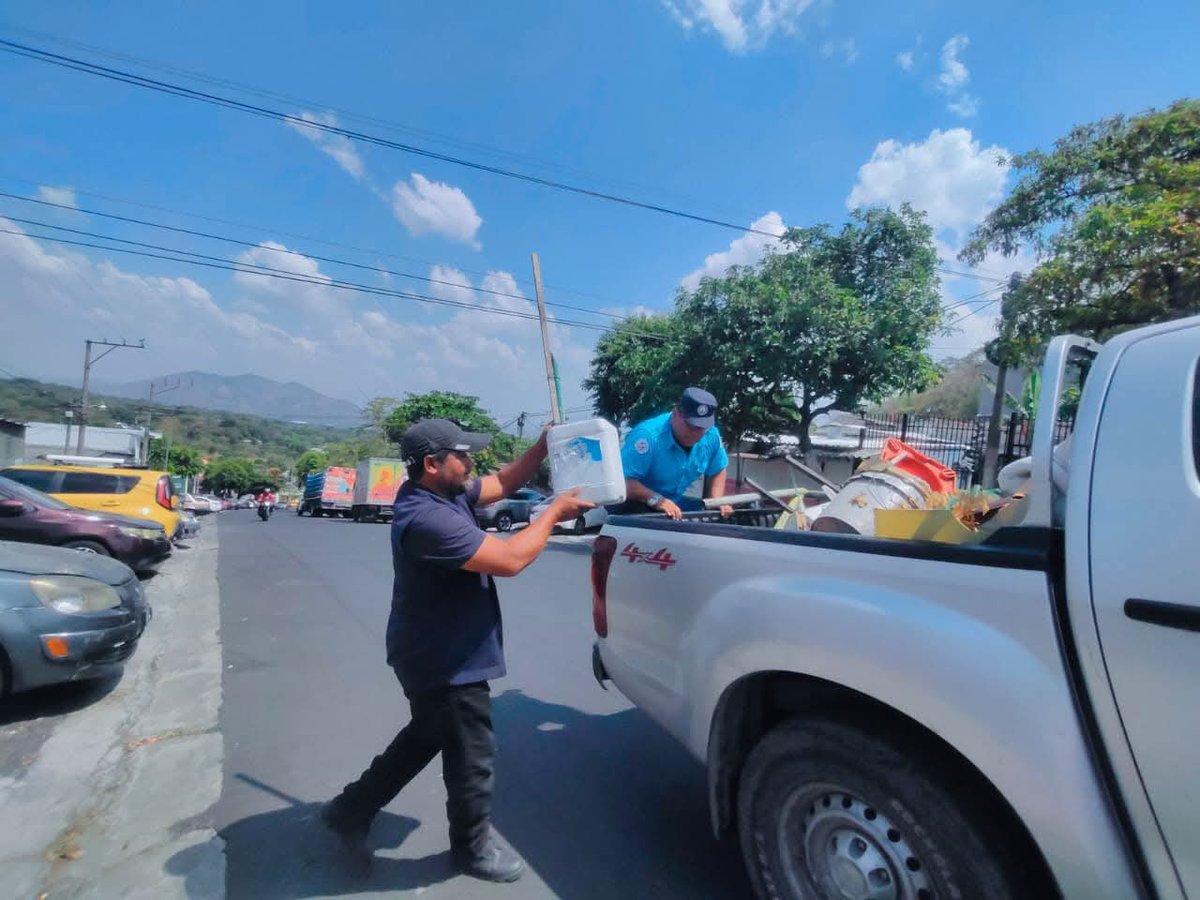 alertanoti's tweet photo. OPERATIVO EN RESIDENCIAL SANTÍSIMA TRINIDAD PARA RETIRAR OBJETOS USADOS PARA APARTAR PARQUEOS

Personal del Cuerpo de Agentes Municipales (CAM) de la alcaldía de San Salvador realizó este día un operativo de retiro de obstáculos instalados en la vía pública en el sector de Santísima Trinidad, en el distrito de Ayutuxtepeque.

La acción forma parte de las medidas impulsadas dentro del Plan San Salvador Centro Ordenado y Seguro, orientado a mantener el orden en las calles y garantizar espacios libres para la circulación de peatones y vehículos.

Durante la jornada, los agentes municipales verificaron distintos puntos del sector y procedieron a retirar objetos colocados en la vía pública que impedían el paso, con el fin de hacer cumplir la ordenanza municipal.

Las autoridades municipales indicaron que estos operativos se desarrollan de forma permanente en diferentes zonas para evitar la apropiación indebida de espacios públicos y promover una ciudad más ordenada y segura para los ciudadanos.