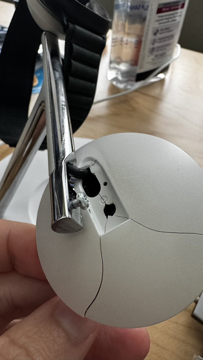 di_npdguy's tweet photo. @belkin A $100 charger shouldn’t break like this - it’s just a bad design :( https://t.co/QQrJ0S3JZg