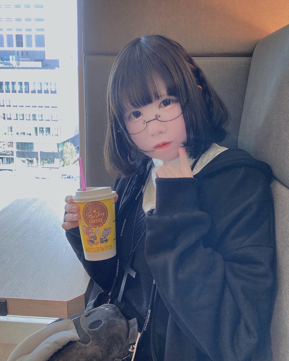 Oninnin64's tweet photo. みんなおはよう❕🌞

みんな大丈夫だった⁉️今日も1日どうにか耐えようね𖤐ﾐ

私は大丈夫じゃなかった。コメント欄で腎臓の病を疑われる程顔が酒さ様皮膚炎で腫れ上がり萎えてた笑

下の写真は顔腫れ過ぎて年齢不詳が加速してた時の写真。今日上がる動画はだいぶ復活したので楽しみにしといて😙 https://t.co/T0v2HYbRf8