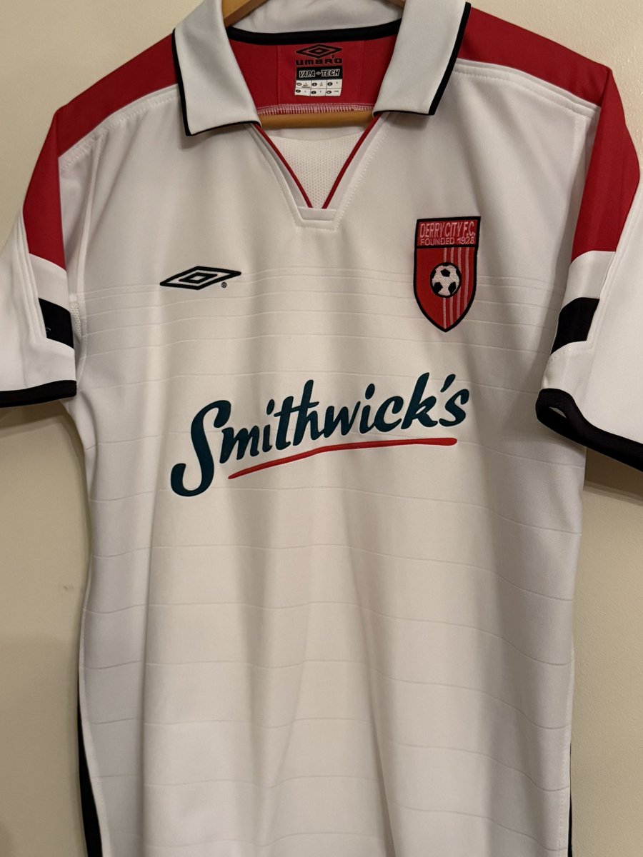 HofVS's tweet photo. Derry City 2003/04 season away shirt 🔥 stunning Umbro design with the iconic Smithwick’s sponsor, this banger is available now in a size small in our eBay store or via DM here for an instant 10% discount for followers 🤝🙏🏼 https://t.co/yalNcmy3ht