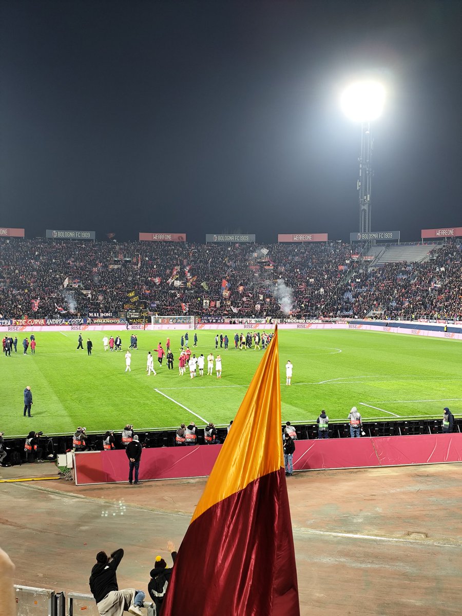 Abbiamo rischiato sia di perderla che poi di vincerla. Se rivedemo giovedì prossimo, spie. Testa a Como. E sempre forza forza grande Roma.
#ASRoma #BolognaRoma #UEL #RoadToIstanbul #RomaClubParigi