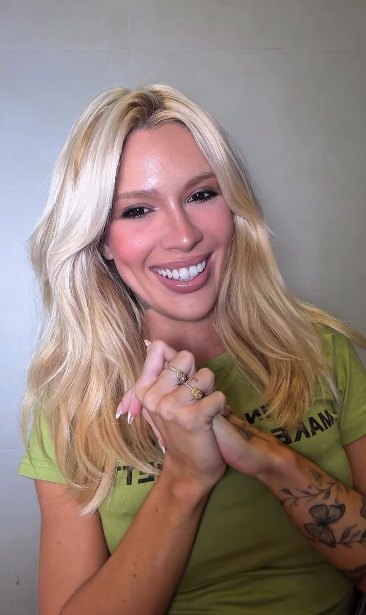 simplesmente a karol fez um tutorial de make todo em inglês, essa safada arrasa em tudo que faz💕