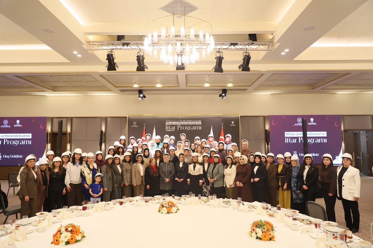 📍AK Parti Genel Merkez

Kadın mühendis ve mimarların katılımıyla gerçekleştirdiğimiz programımızda iftar vesilesiyle bir araya geldik; ardından siyasette kadınların güçlü varlığı ve karar alma mekanizmalarındaki etkisi üzerine kapsamlı bir söyleşi gerçekleştirdik.