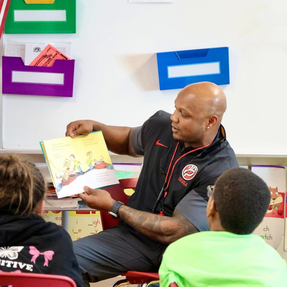 EufaulaCS's tweet photo. Our Eufaula Tiger Football coach and team are role models on and off the field, reading to our younger students during Read Across America Week! #RoleModels #ReadAcrossAmerica #WeAreECS #ExpectExcellence https://t.co/vxxy43ixXJ