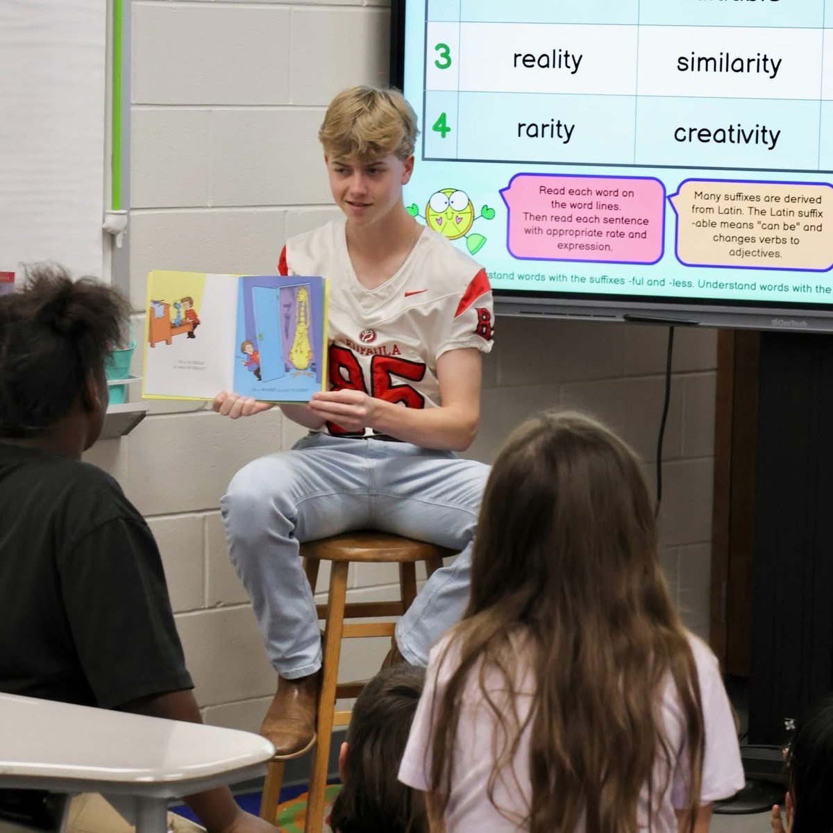 EufaulaCS's tweet photo. Our Eufaula Tiger Football coach and team are role models on and off the field, reading to our younger students during Read Across America Week! #RoleModels #ReadAcrossAmerica #WeAreECS #ExpectExcellence https://t.co/vxxy43ixXJ