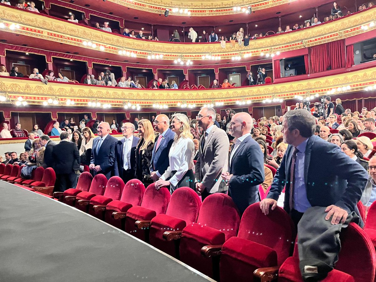 Valladolid_Gob's tweet photo. 💫Jacinto Canales, @Valladolid_Gob, asiste a la 19ª Gala del Comercio organizada por @FECOSVA, una noche especial para el comercio local, se ha celebrado en el @TCalderonVLL
🏆Eusebio Sacristán ha recibido el 19º Premio Escaparate Valladolid 2026.
#19GalaDelComercio
#fecosva https://t.co/XIGecEbBLP