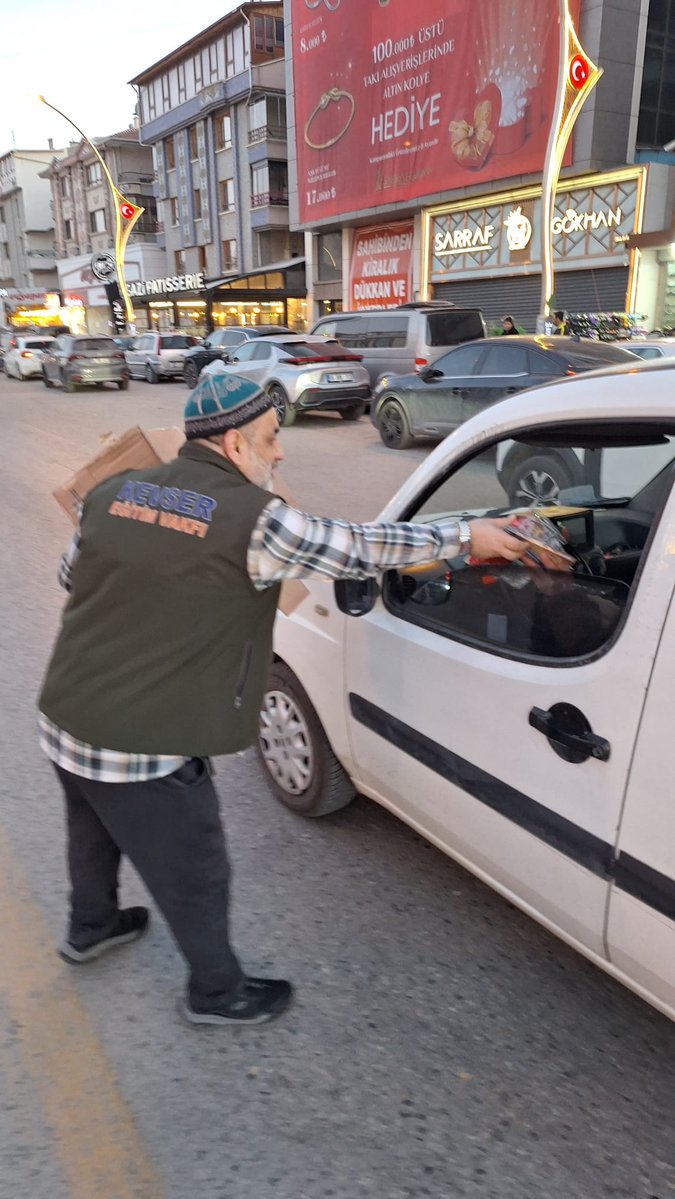 Bugün HÜSEYİN GAZİ Meydanı’nda iftara 10 dakika kala iftarlık dağıtımı yaptık.
Paylaşmanın bereketi meydanlarda.
Allah emeği geçen herkesten razı olsun