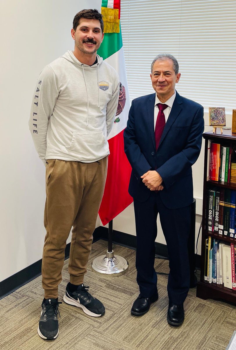 Recibimos la visita del pitcher profesional de beisbol Stephen James Nogosek🇺🇸, quien recibió hoy su visa en @consulmexpot para integrarse en los próximos días al gran equipo #DiablosRojos de la CDMX <a href="/LigaMexBeis/">Liga Mexicana de Beisbol</a>. Le deseamos mucho éxito durante su nueva estancia en nuestro país!