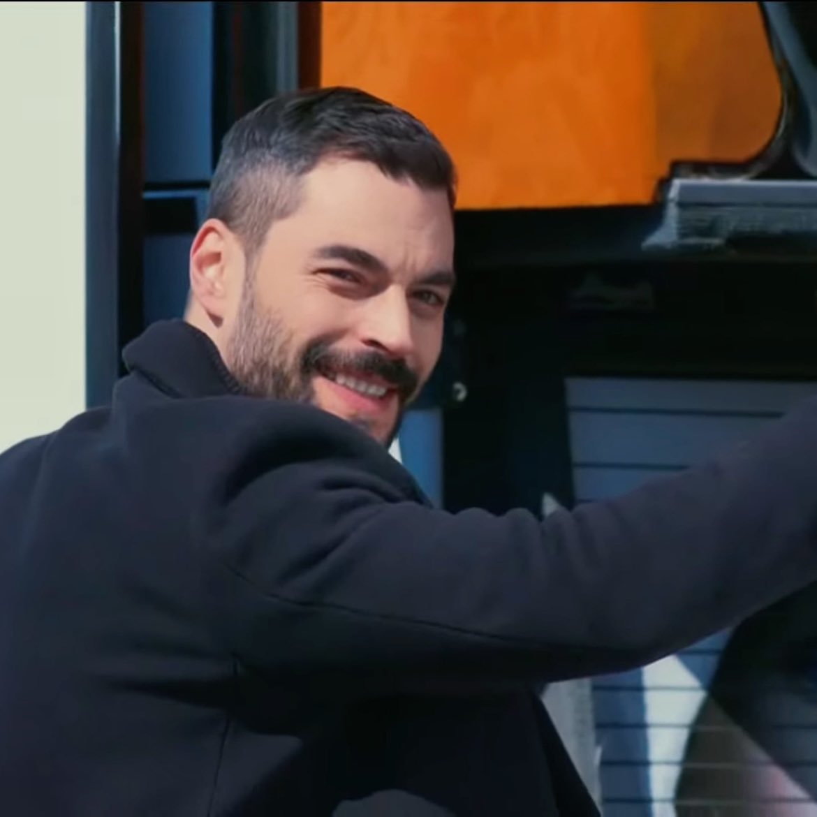 marriellzz's tweet photo. ortaklar? kardeşler...
 #veliaht #AkinAkinözü #hazaltüresan #erkankolçakköstendil https://t.co/YrHoyKMA84