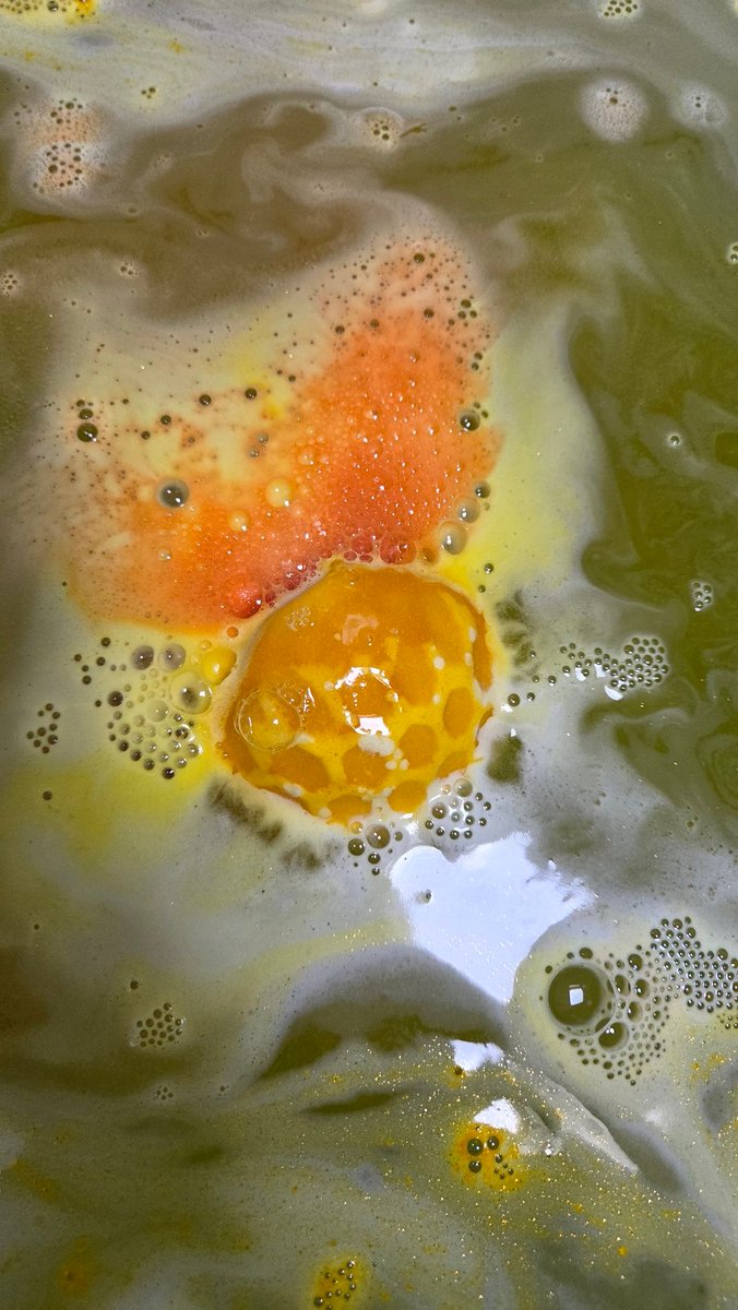 Queen_Grn's tweet photo. Aujourd'hui je me suis littéralement baigné dans l'argent de mon toutou premium. Puisque j'avais profité de notre dernière journée shopping pour me faire offrir toutes les bombes de bain de chez Lush 🤭 Le plaisir n'en était que décuplé ! https://t.co/g6mWus9YTm