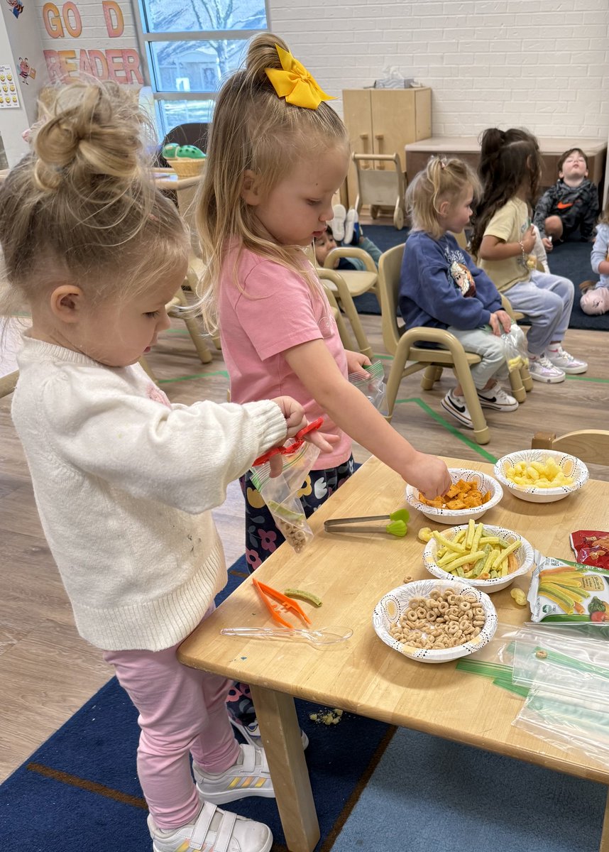 StephanieRISDLM's tweet photo. Little Mustangs 2s are packing snacks to take in their “road trip” as they learn about vehicles, transportation, and fine motor skills. #RISDDreamBig #RISDcla @RISDecs https://t.co/SOQGM5nv1O