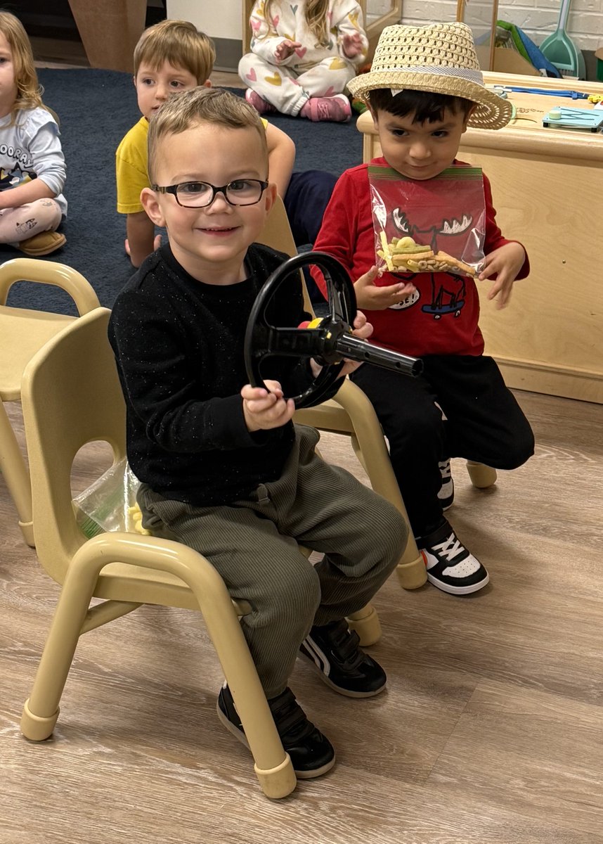 StephanieRISDLM's tweet photo. Little Mustangs 2s are packing snacks to take in their “road trip” as they learn about vehicles, transportation, and fine motor skills. #RISDDreamBig #RISDcla @RISDecs https://t.co/SOQGM5nv1O