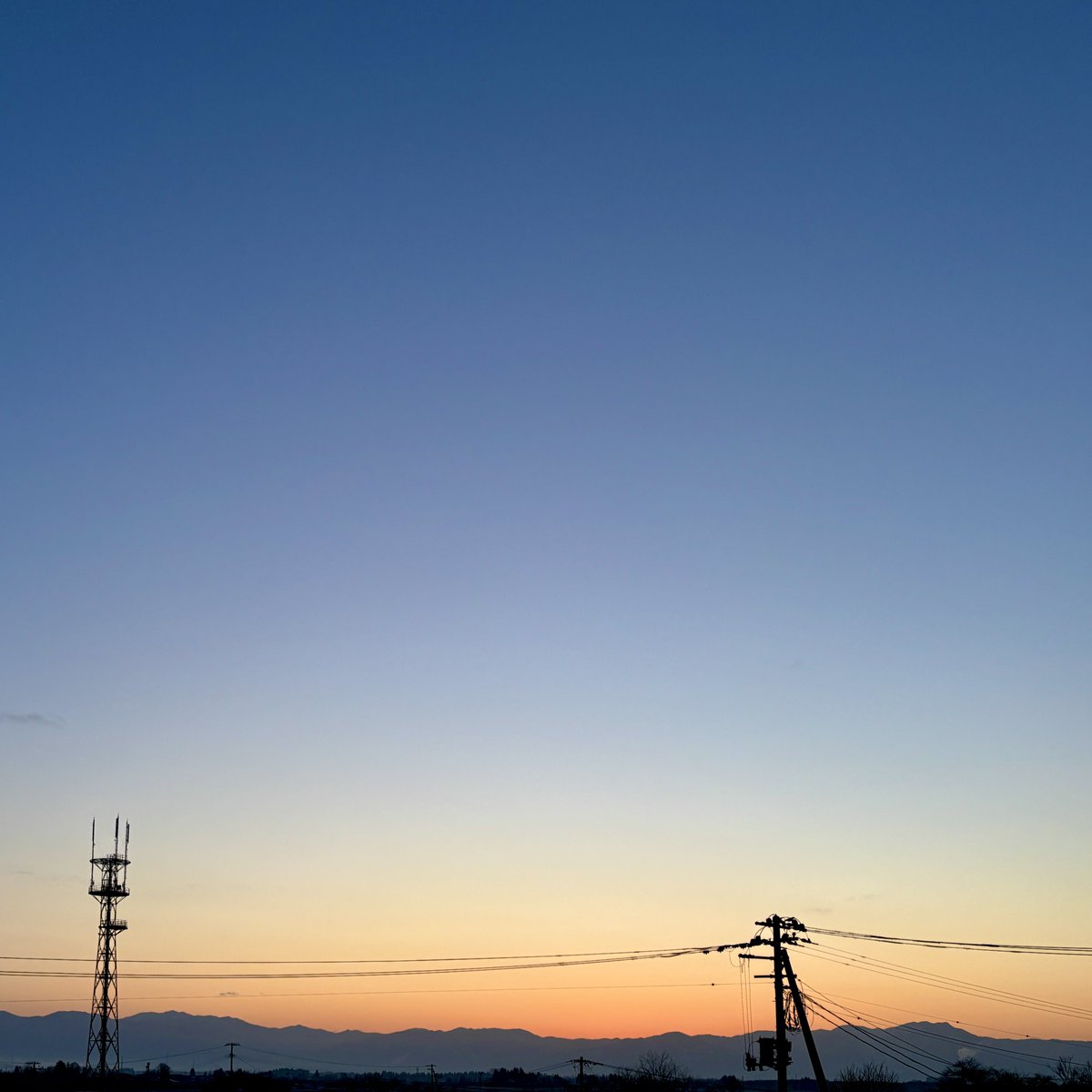 おはようございます。

今の気温は氷点下4.3℃
寒いですが、朝焼けと青空のグラデーションで美しい大仙の朝です
真昼山地の稜線が見えています🏔️

今日は一日天気が良さそうですね☀️
良い一日をお過ごしくださいね🐒

#大仙市　#イマソラ
#秋田県　#アキテン