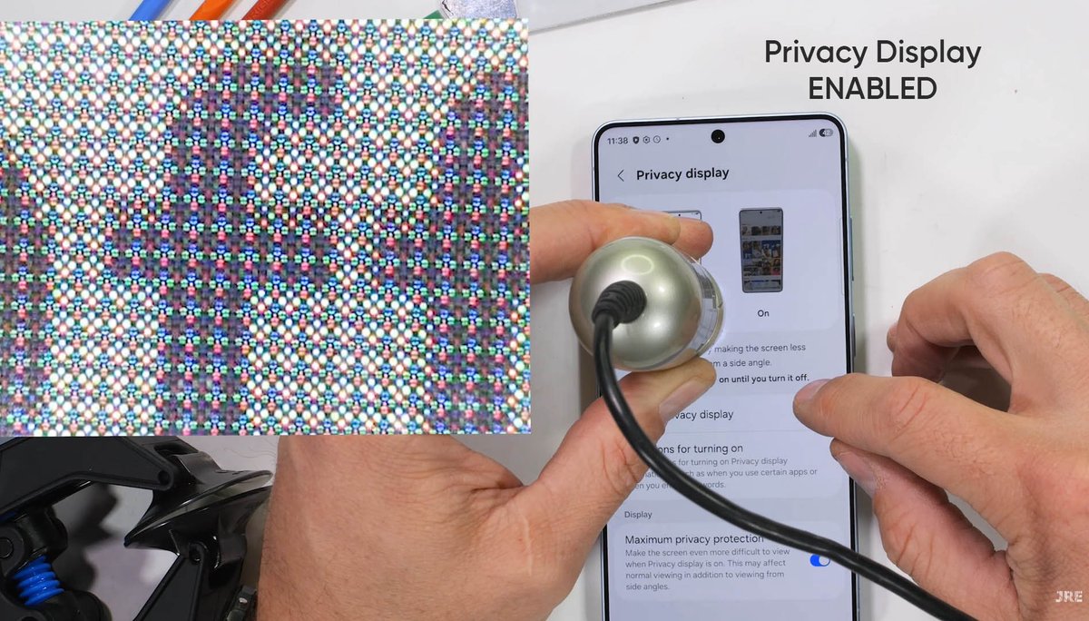 🔒 ميزة Privacy Display الجديدة في هاتف Samsung Galaxy S26 Ultra أثارت جدلًا واسعًا بين المستخدمين والمراجعين. الفكرة تبدو مفيدة نظريًا، لكن التجربة العملية كشفت بعض التنازلات التي قد لا تكون مقنعة للجميع.

📱 تعتمد التقنية على نوعين من البكسلات:
•Wide pixels تُرى من زوايا