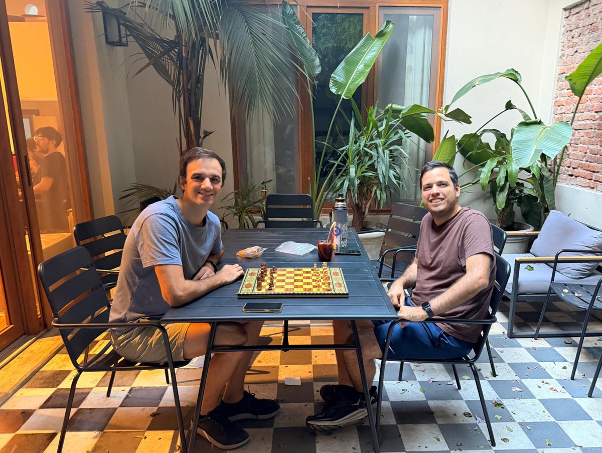 El duelo de hoy:
 <a href="/negarnil/">Nico</a> vs <a href="/FranDepascuali/">Depa</a> 
Staff vs Staff
Backend vs Mobile 

Hagan sus apuestas!