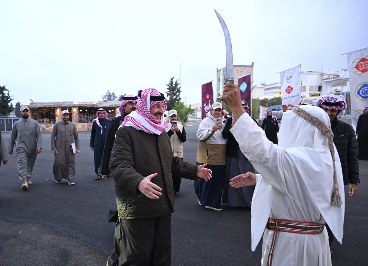 سمو الأمير #تركي_بن_طلال أمير منطقة #عسير بين الأجاويد في الميدان، حيث تبارك العزائم.
#أجاويد4