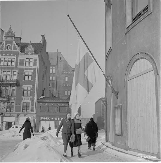 SorvariT's tweet image. Trettonde i mars månad 1940. Sorgeflaggning i Finland. Tvångsfreden i Moskva har trätt i kraft o vapnen tystnar. Finland utsätts för hårda villkor. ryssriket har också föregående dag undertecknat sig ett existentiellt problem...
#Vinterkriget
#Talvisota
#Winterwar
#Winterkrieg