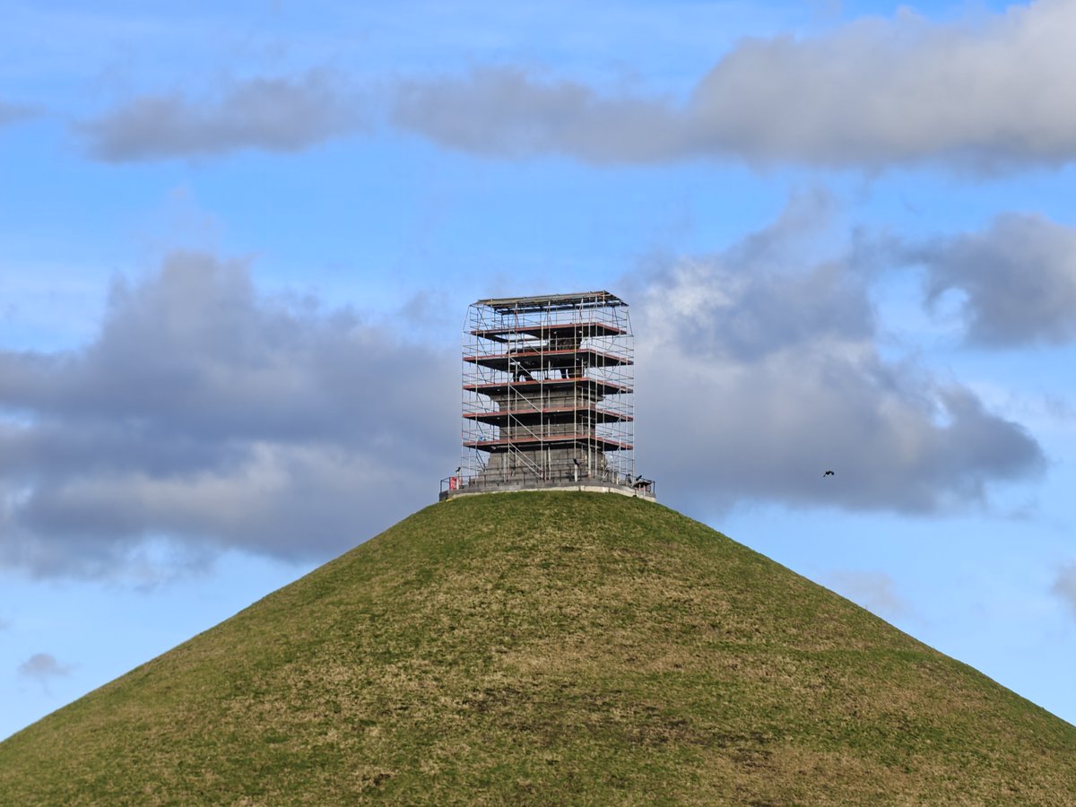 ENJAULADO el León de Waterloo

DOS siglos después de haber sido erigido el león que conmemora la derrota de Napoleón en Waterloo está siendo restaurado por primera vez