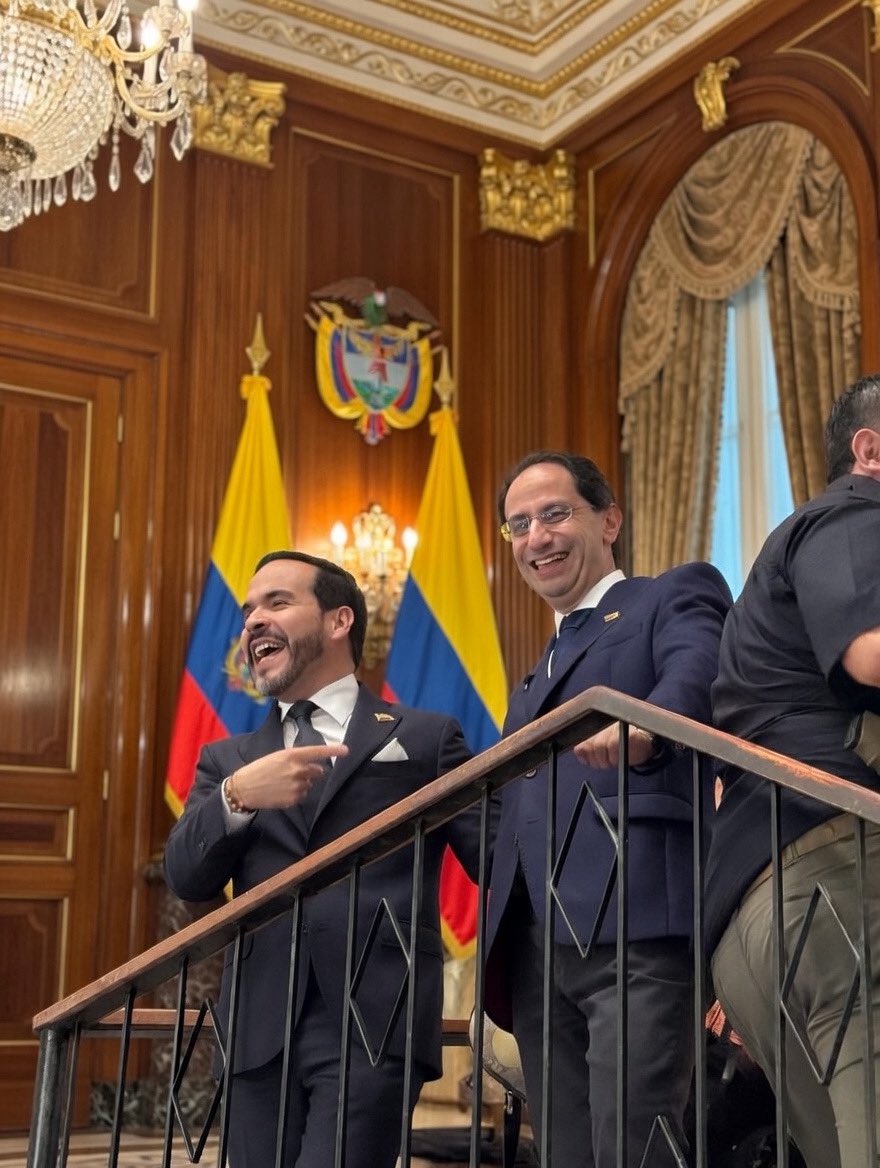 Nace la Nueva Derecha

No veo mejor Dupla que 

Abelardo de la Espriella Presidente
José Manuel Restrepo Vicepresidente 

Firmes por la Patria