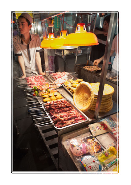 photos_dsmith's tweet image. A #trader has his hand in multiple product lines, selling #meat #skewers + #bread whilst also #novelty items #purses + #pencilcases #streetfood #streetphotography #nightphotography #streetfoods #streetfoodlover #China #Asia #PictureOfTheDay for more see darrensmith.org.uk