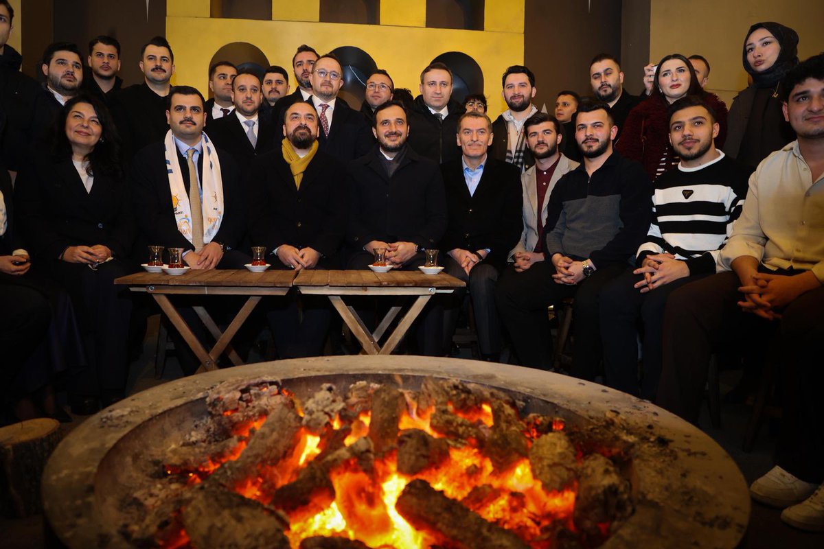 🌙 AK Parti İstanbul 

Kelimenin tam anlamıyla, içimizi ısıtan bir buluşma.

İl Başkanımız <a href="/abdullahozdemir/">Abdullah Özdemir</a>  ve gençlerimizle güzel bir Ramazan akşamı yaşadık.

<a href="/yusufsahinv/">Yusuf Şahin</a> 
#BirOlmakRuhumuzdaVar