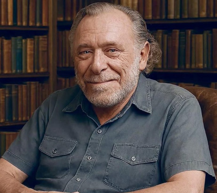 ما أقسى ما قاله تشارلز بوكوفسكي،
وما أصدقه حين يُجرِّد الحياة من زيفها:

"أنا في مرحلةٍ من عمري
لم أعد فيها معنيًّا بأن أُبهر أحدًا.
إن أحببتني، فذلك جميل،
وإن لم تفعل، فالأمر لا يقل جمالًا.

تعلّمتُ أن الحياة تكون أكثر سلاسة
حين تمضي فيها مع غرباء،
بلا أثقال الصداقة القسرية،
ولا