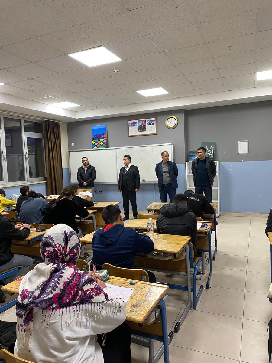 nusaybin_mem's tweet photo. 📍 Atatürk Ortaokulu 

İlçe Millî Eğitim Müdürümüz Sayın Hacı Yusuf AVLANMAZ, şube müdürlerimiz ile birlikte gönüllü öğretmenlerle LGS için etüt yapan #Nusaybin Atatürk Ortaokulu’nu ziyaret etti.

✍️Ziyaret kapsamında öğrencileri azimlerinden dolayı tebrik eden Müdürümüz AVLANMAZ, fedakarlıklarından ve emeklerinden dolayı okul yönetimi ile öğretmenlere teşekkür etti.

@tcmeb
@Yusuf__Tekin
@Mardin_Valiligi 
@mardinilmem
 @ali_eyyupkoca
@Nsy_Kaymakamlik 
@haciavlanmaz