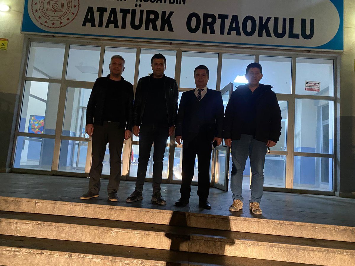 📍 Atatürk Ortaokulu 

İlçe Millî Eğitim Müdürümüz Sayın Hacı Yusuf AVLANMAZ, şube müdürlerimiz ile birlikte gönüllü öğretmenlerle LGS için etüt yapan #Nusaybin Atatürk Ortaokulu’nu ziyaret etti.

✍️Ziyaret kapsamında öğrencileri azimlerinden dolayı tebrik eden Müdürümüz