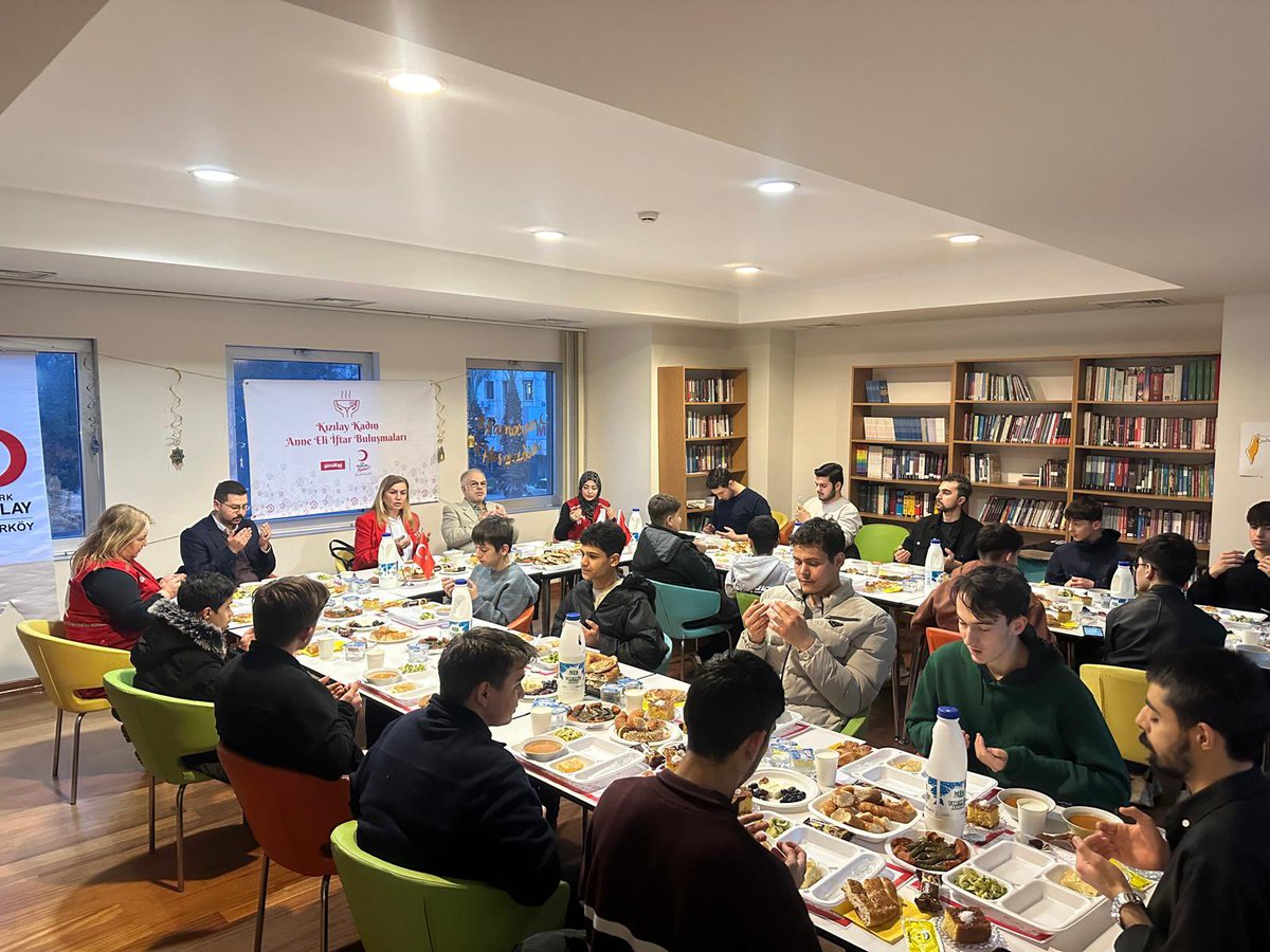 Türk Kızılay Bakırköy Şubesi Kadın Gönüllülerimiz, Bakırköy Yenimahalle de bulunan Kuran kursu öğrencilerimizle iftar soframızda bir araya geldi. Paylaşmanın bereketini birlikte yaşadığımız bu güzel akşam için gönüllülerimize teşekkür ederiz. 🌙🤍