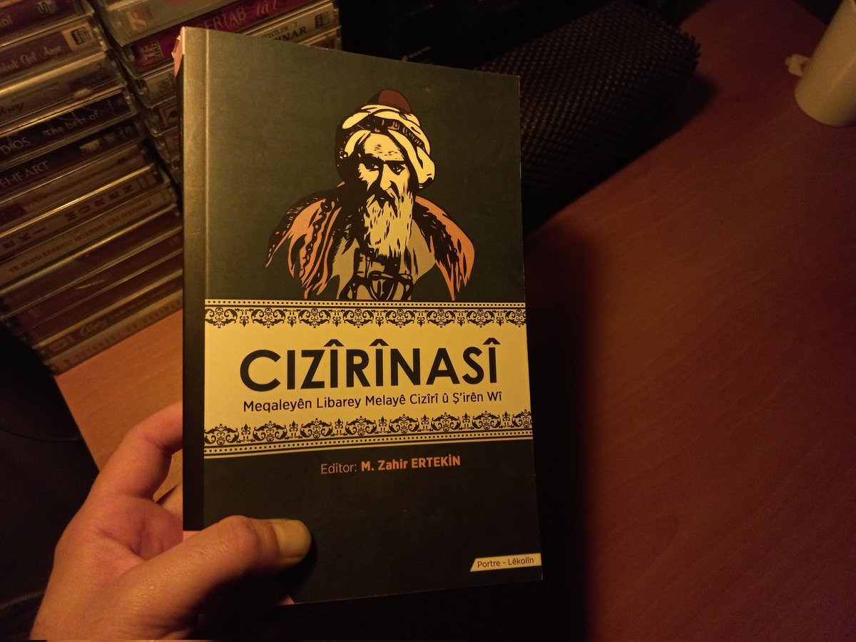 Pancatvamgam's tweet photo. Silav. Ez vê kitêba “Cizîrînasi”yê, bi dilvekirî pêşniyaza pêwendîdaran dikim. Pirtûk, bi nivîsteyên meqale ve miteşekîl e; tê de, ramanên xweş ên ser Melayê Cizîrî yê gorbihuşt, hene. Ez bawer dikim, divê ev kitêb di pirtûkdana dîwanhezan de cih bigire. Ez jibo deranîna vê pirtûkê, li hemû mamosteyan spasiyên germ dişînim.