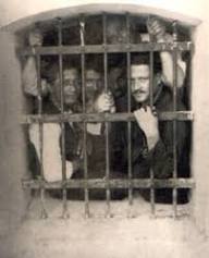 Ekrem İmamoğlu'nun kaldığı özel odaya "hücre" deyip kötü şartlardan bahsedenler...
Bunlara "tabutluk" deniyor. 1944'te CHP döneminde pek çok aydın Sansaryan Han'daki bu tabutlukara kapatılıp işkence gördü.
Değeri de CHP döneminde cezaevlerinin hali. Onu da bizzat yaşadım bilirim.