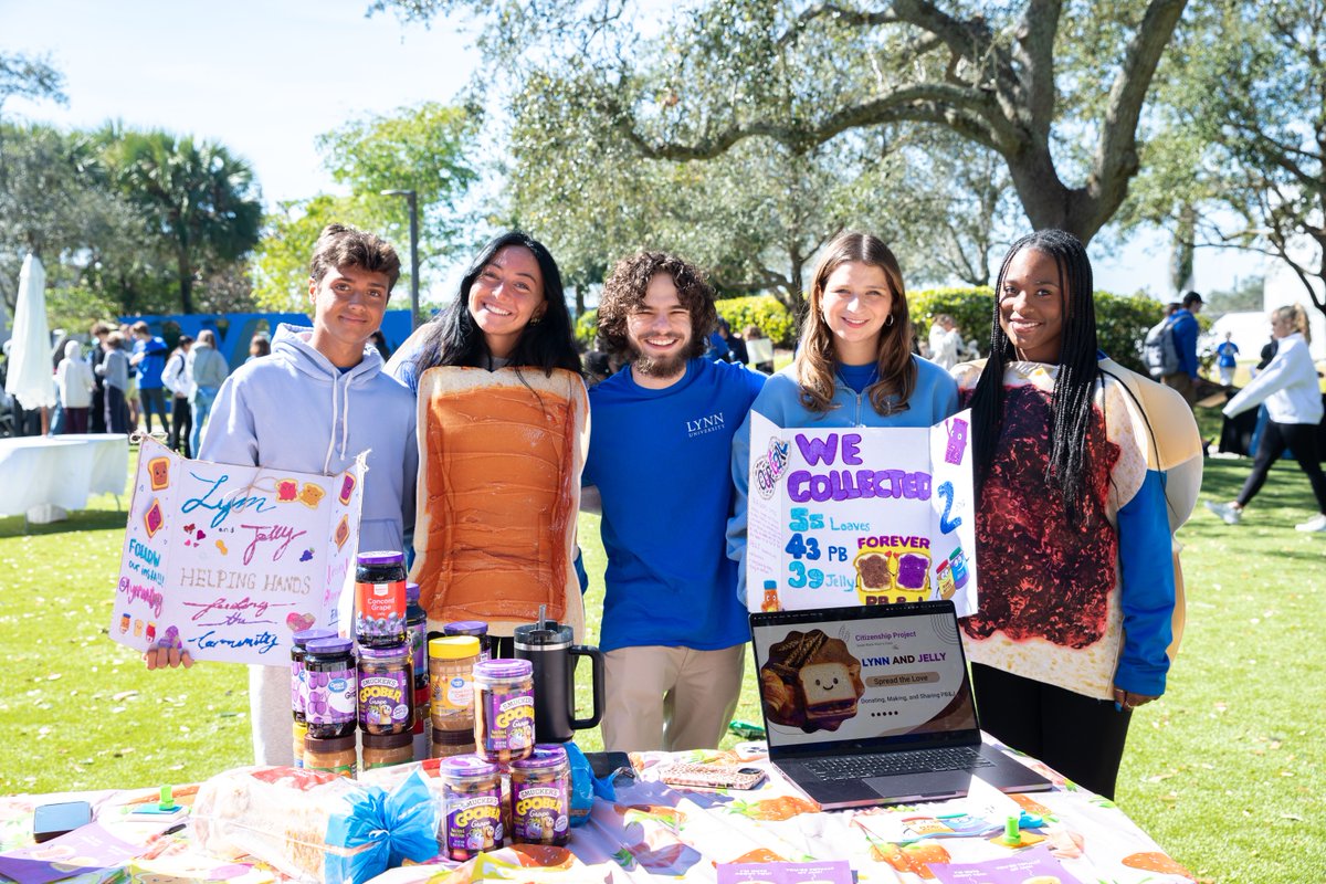 LynnAdmission's tweet image. Through the Citizenship Project, every first-year student at Lynn works with local nonprofits and community partners to create real impact. These projects help students build leadership skills, empathy, and a lifelong commitment to service. 💙 #Lynn #CommunityService