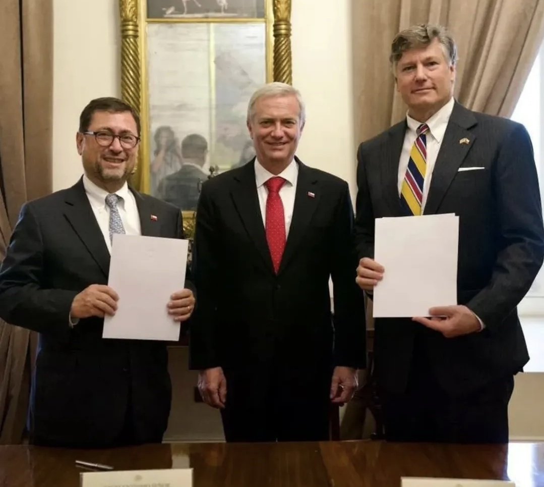 🇨🇱🤝🇺🇸 Chile y Estados Unidos firman Declaración Conjunta para fortalecer la cadena de suministro de cobre, litio y tierras raras.
Kast acaba de llegar y ya está regalando su país.