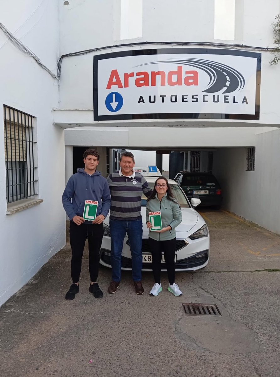 AutoescAranda's tweet photo. ¡Felicidades, campeones! 🥳
Habéis aprobado el examen de circulación y se nota el trabajo y las ganas.
¡A seguir conduciendo con cabeza y disfrutando del camino!💪🏻✅🚗 https://t.co/nARlOTQ6jJ
