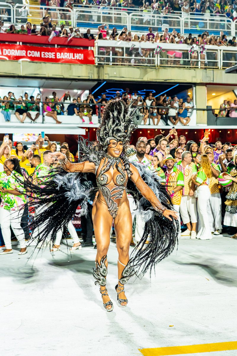 gresmangueira's tweet photo. Evelyn Bastos segue reinando a frente da Bateria da Mangueira no carnaval de 2027. Com sua beleza, carisma e amor ao pavilhão da Estação Primeira faremos juntos mais um grande Carnaval! 

“A nossa ‘rainha’ não é brincadeira: é raça, é fibra, é jequitibá!” 

Bora para 2027! 💚🩷✨ https://t.co/EjSwIu9YBZ