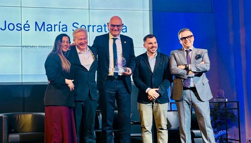 ucb_iberia's tweet photo. 🏅Premio Trayectoria Profesional #Epiforward al Dr. José Serratosa.
¡Qué orgullo poder hacer la entrega del reconocimiento! 💙 https://t.co/FYd3sVC6ow