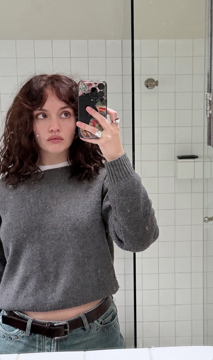 thinkercooke's tweet photo. baby wake up new olivia cooke selfie just dropped?!! https://t.co/9XpJUAkjAX