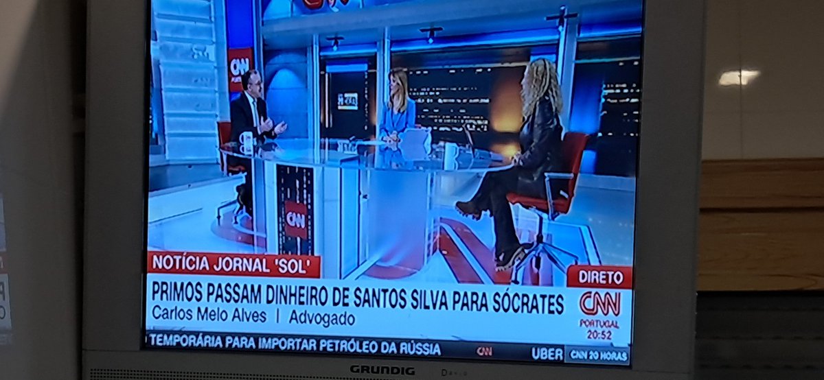 "Primos passam dinheiro de Santos Silva para Sócrates", e...
Dois monos em diálogo.
