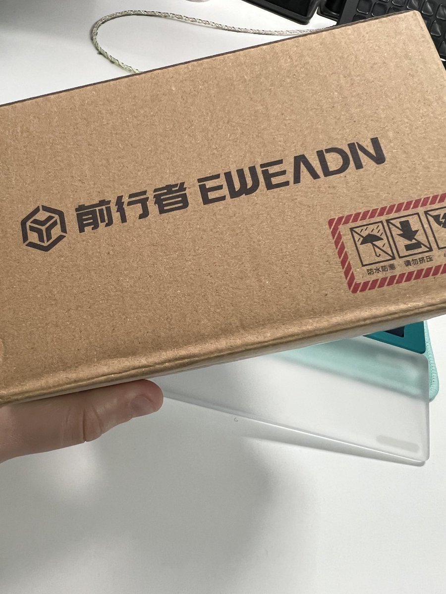 Uryftw's tweet photo. Sale review de raton MUY guapardo. Venid a verlo. @eweadn_gear https://t.co/hVL6ftL2WE