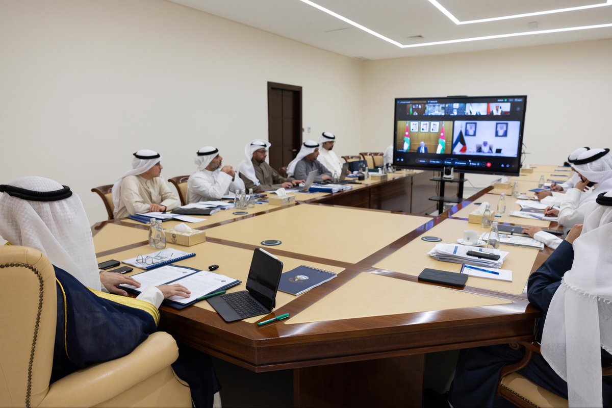MOFAKuwait's tweet photo. ترأس معالي الشيخ جراح جابر الأحمد الصباح، وزير الخارجية، مساء يوم الخميس الموافق 12 مارس 2026 وفد دولة الكويت المشارك في أعمال اجتماع المجلس الوزاري المشترك الثامن بين مجلس التعاون لدول الخليج العربية والمملكة الأردنية الهاشمية الشقيقة، والذي عقد عبر الاتصال المرئي والمسموع.

وجدد معالي الشيخ جراح جابر الأحمد الصباح، وزير الخارجية، خلال الاجتماع إدانة دولة الكويت للعدوان الإيراني الآثم الذي استهدف دولة الكويت ودول مجلس التعاون والمملكة الأردنية الهاشمية منذ تاريخ 28 فبراير 2026، باعتباره انتهاكاً صارخاً لسيادة دولة الكويت ودول مجلس التعاون والمملكة الأردنية الهاشمية، وخرقاً فاضحاً للقانون الدولي، والقانون الدولي الإنساني، وميثاق الأمم المتحدة.

كما أكد معالي الشيخ جراح جابر الأحمد الصباح، وزير الخارجية، على تمسك دولة الكويت بحق الدفاع عن نفسها، استناداً إلى المادة 51 من ميثاق الأمم المتحدة، واتخاذها لكافة التدابير اللازمة لصيانة سيادتها، وحماية أراضيها، وضمان أمن مواطنيها والمقيمين على أرضها.

كما رحب معالي الشيخ جراح جابر الأحمد الصباح، وزير الخارجية، باعتماد مجلس الأمن للقرار 2817، الذي أدان الهجمات الإيرانية التي استهدفت دول مجلس التعاون لدول الخليج العربية والمملكة الأردنية الهاشمية، وما تضمنه القرار من تأكيد على احترام سيادة الدول وسلامة أراضيها ورفض استهداف المدنيين والمنشآت الحيوية.

وأشاد معالي الشيخ جراح جابر الأحمد الصباح، وزير الخارحية، بالعلاقات الخليجية - الأردنية التاريخية والروابط الأخوية الوثيقة بين الجانبين، معرباً عن التطلع لتعزيز أطر التعاون والتنسيق بما يخدم المصالح المتبادلة والمشتركة.