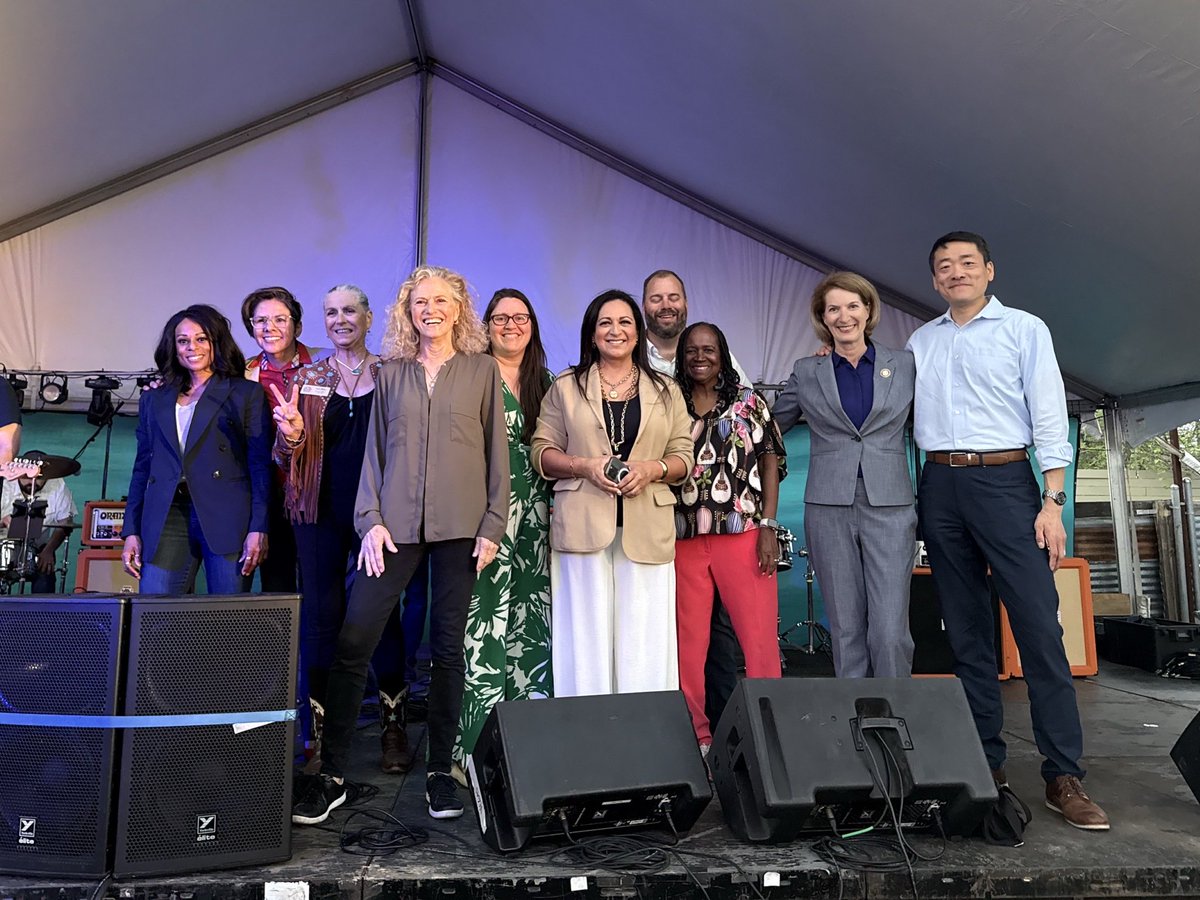 Donna Howard tweet media