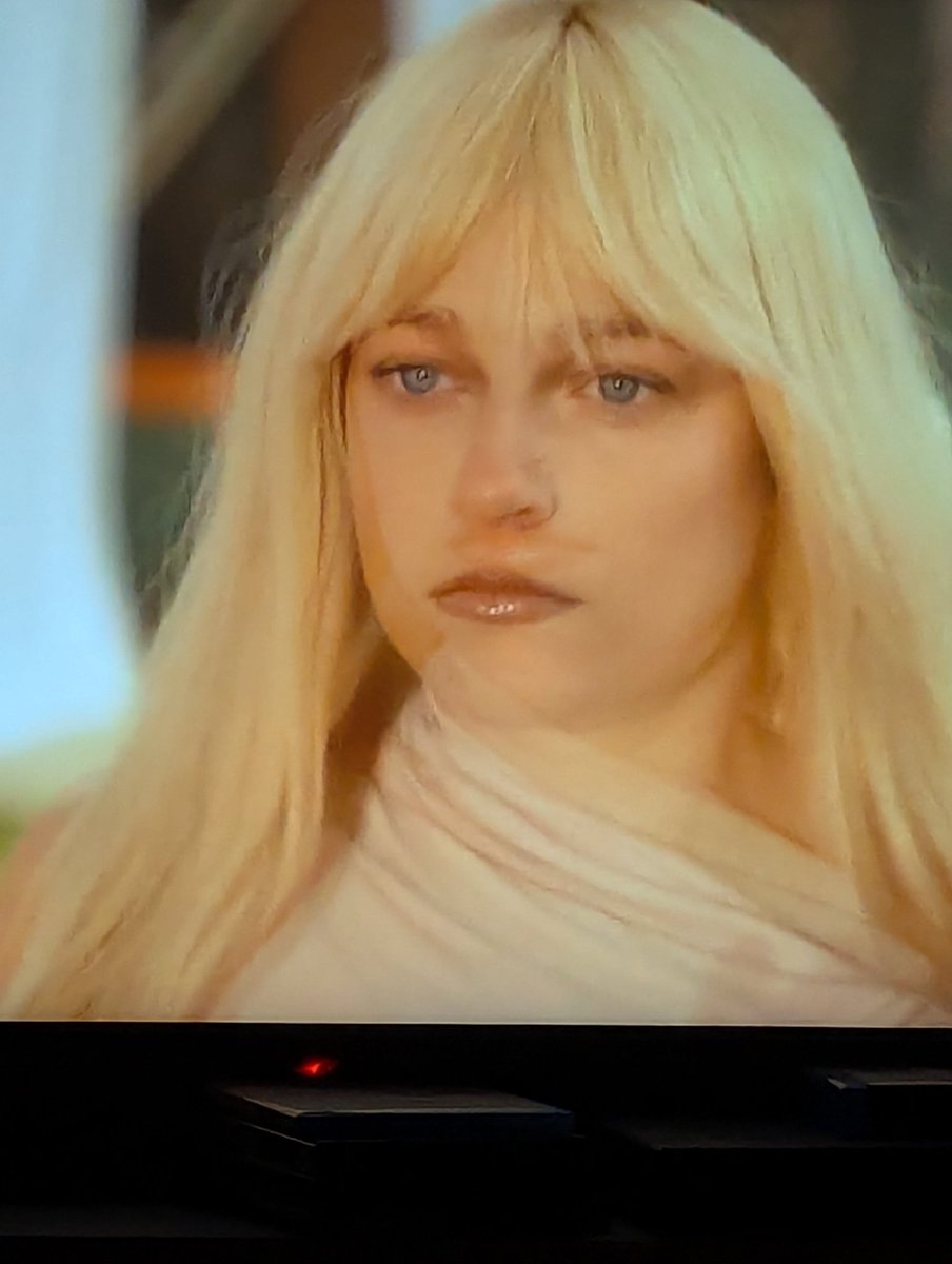 Lieber billige Perücken kaufen die man auf die Models und ihre Kopfform anpassen kann als das! Alle haben den Pony in den Augen das tut so weh. #gntm