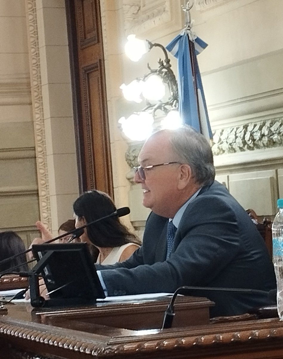 Por unanimidad el <a href="/SenadoSantaFe/">Cámara de Senadores</a>  votó la Ley de Municipios, envió a <a href="/CamaraDipSF/">Diputadas y Diputados Santa Fe</a> el proyecto para su tratamiento. Bajamos los costos de la política, campañas electorales y cantidad de concejales y ponemos fin a las reelecciones indefinidas dijo <a href="/felipemichlig/">Felipe Michlig</a>