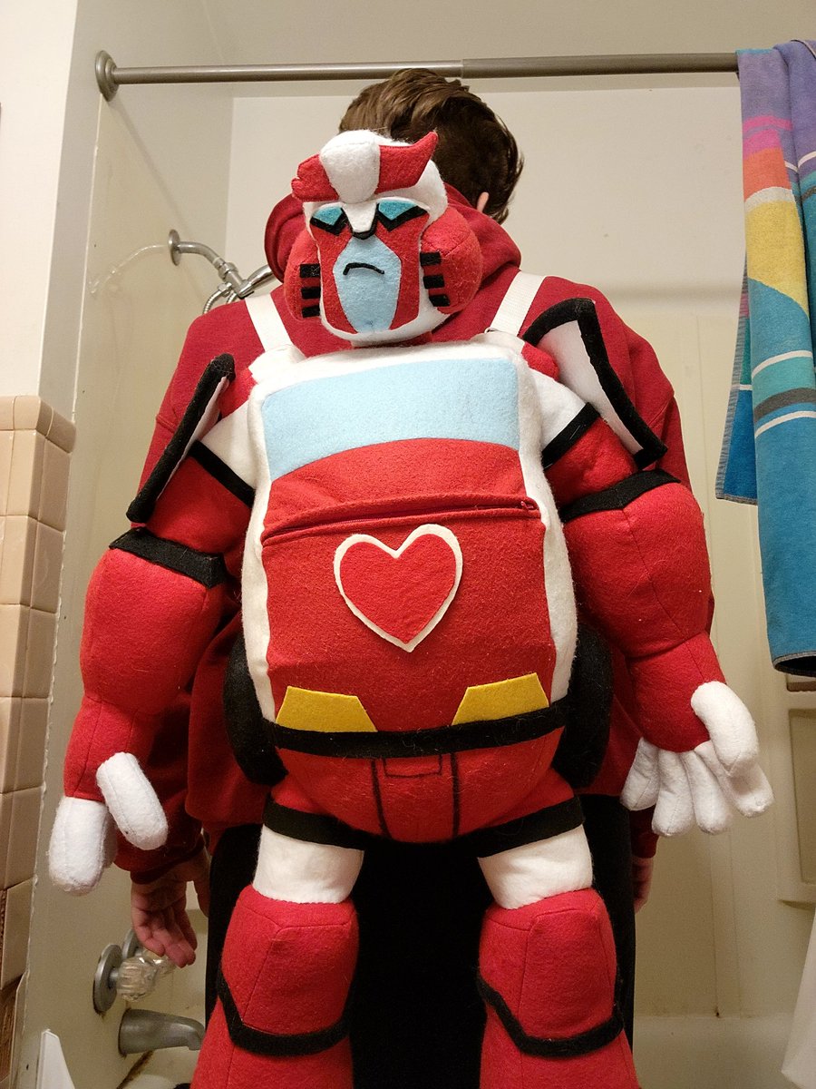 gey_weird0's tweet photo. Look who's finally done hehehehe not only did I turn him into a marketable plushie but I made him a bag too‼️‼️ #ratchet #transformers #transformersanimated #tfa https://t.co/nxUYIVdzQ2